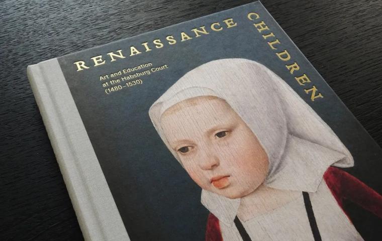 Close-up van een hardcover met de titel "Renaissance Children".