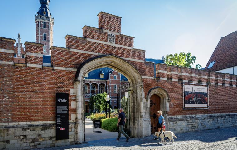 Poort naar het Hof van Busleyden.