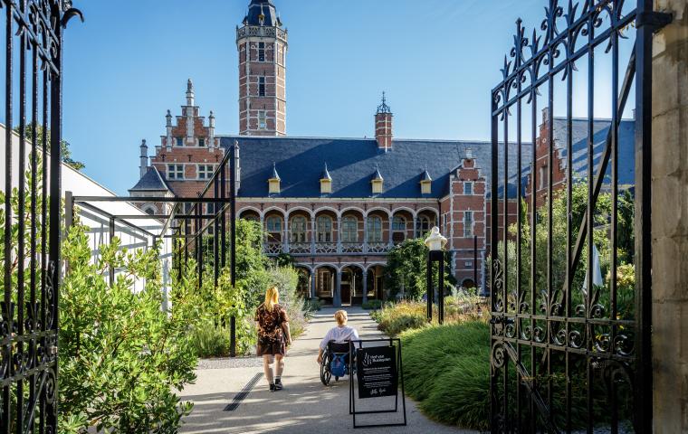 Groene tuin Hof van Busleyden.