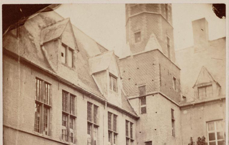 Photo en sépia du palais municipal avec ses différentes annexes.