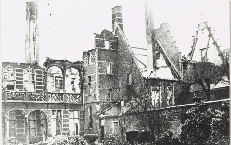 photo en noir et blanc du Hof van Busleyden détruit