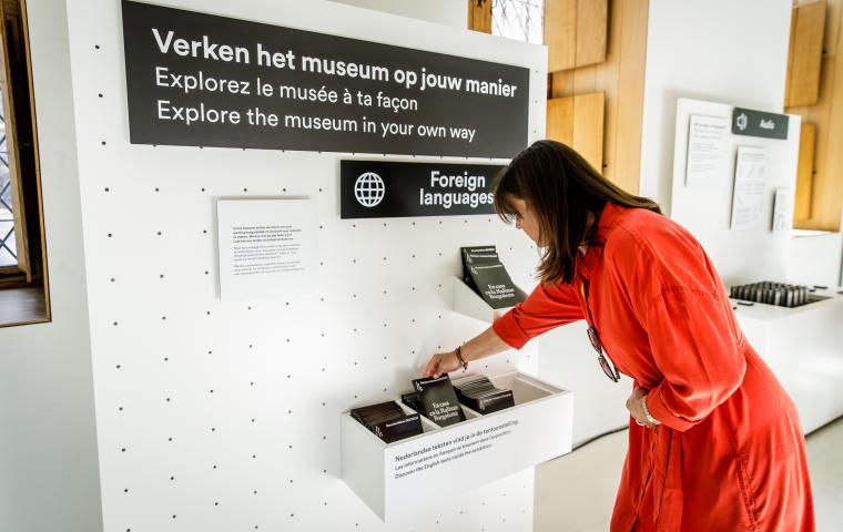 bezoeker neemt een pamflet 