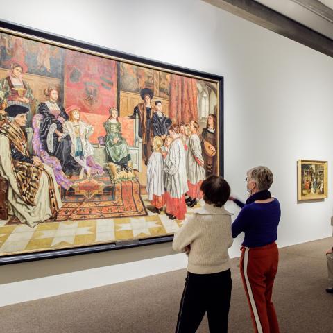 Bezoekers staan voor een monumentaal schilderij.