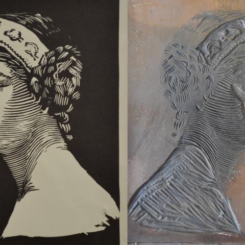 Links: een grafische print van een vrouwenbuste. Rechts: de linoplaat van deze afdruk, in spiegelbeeld.