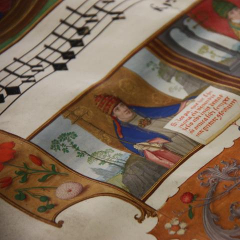 Een close-up van een miniatuur uit een koorboek.